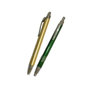 Caneta semi-metal inteira colorida com detalhes prata. Clip metal e oito anéis ondulados na parte inferior. Aciona por clique. Altura : 139cm Largura : 15cm Medidas aproximadas para gravação (CxL): 4 cm x 0,7 cm Tamanho total aproximado (CxL): 13,9 cm x 1,5 cm